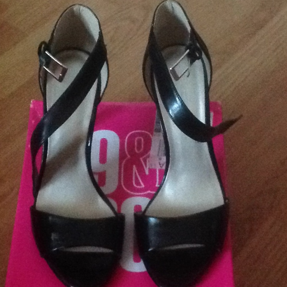 Shoes - Picture 4 of 6